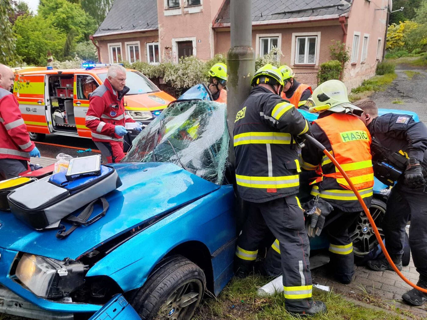 Nehoda BMW v Liberci. Foto: HZS
