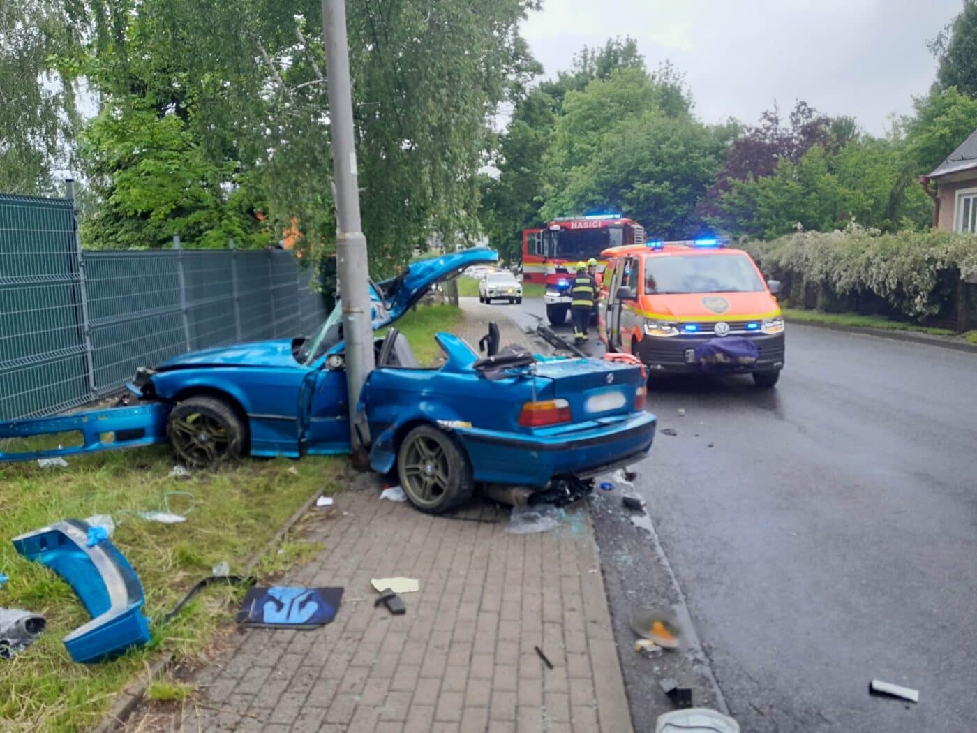 Nehoda BMW v Liberci. Foto: HZS