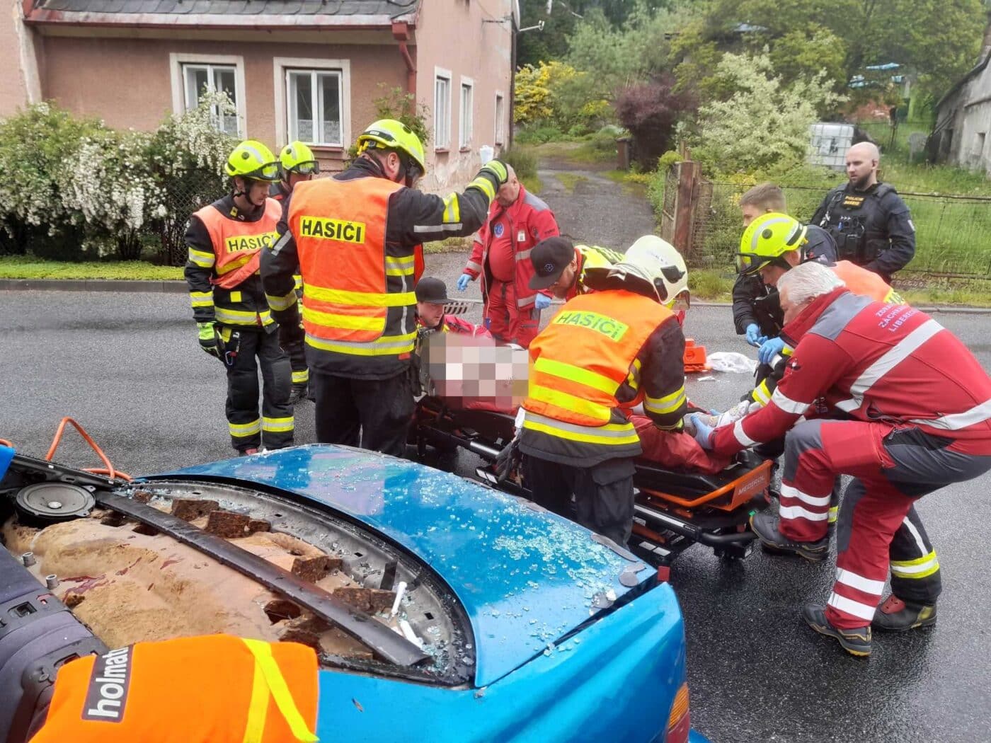 Nehoda BMW v Liberci. Foto: HZS