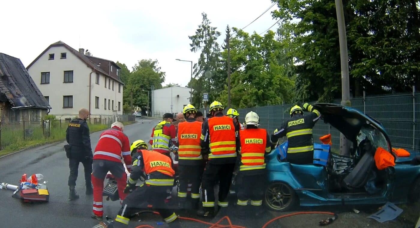 Nehoda BMW v Liberci. Foto: HZS