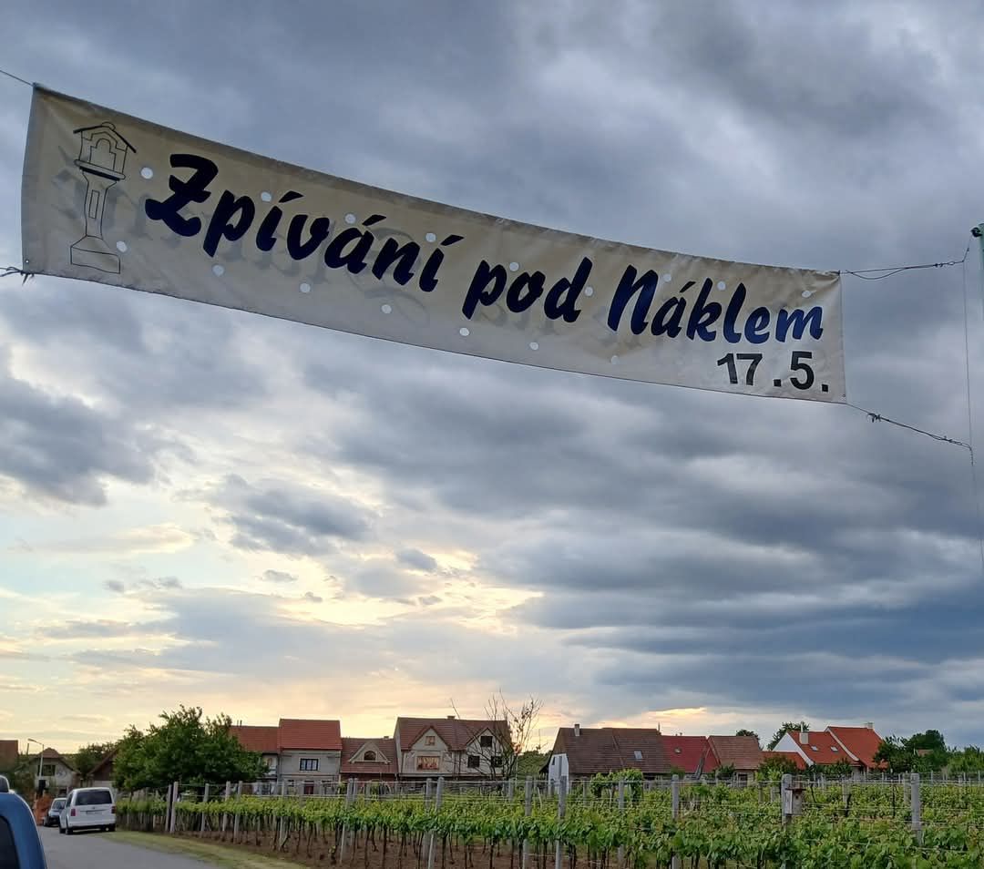 Cyklisté se vraceli z akce Zpívání pod Náklem. 