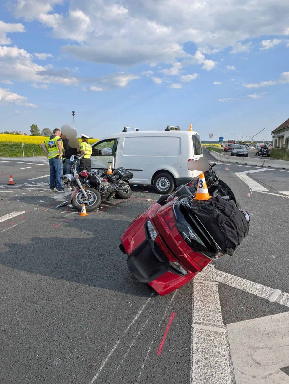 Ostatní motorkáři stihli před srážkou zabrzdit. Foto: HZS