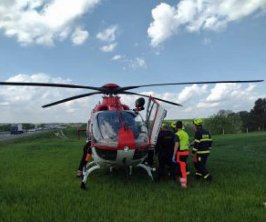 Pro zraněnou spolujezdkyni z motocyklu letěl vrtulník. Foto: HZS