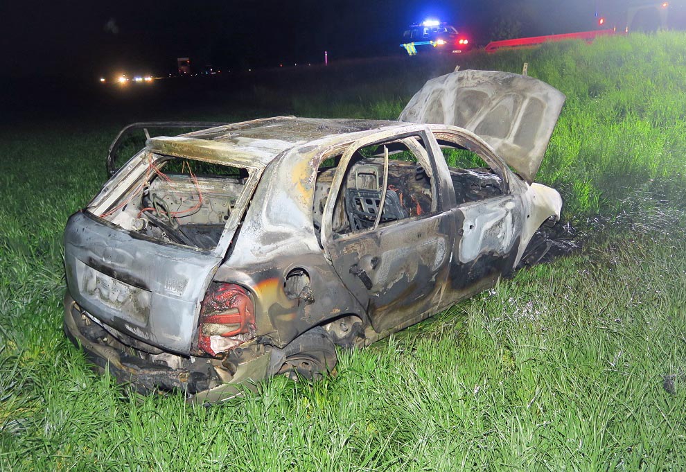 Fabie po nehodě shořela. Foto: HZS