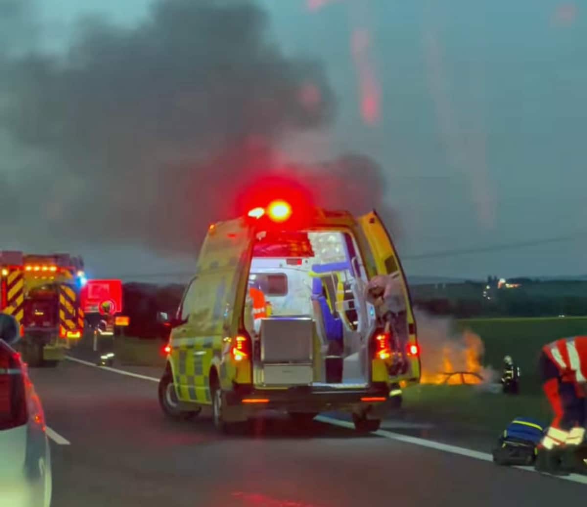 Auto se ocitlo celé v plamenech. Zdroj: Lili Ježková