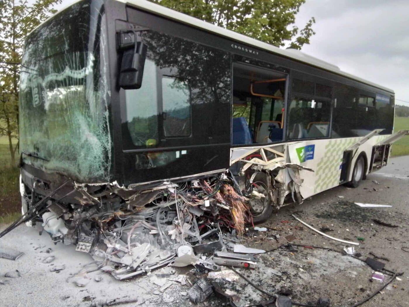 Vážná nehoda autobusu nedaleko Telče. Foto: HZS