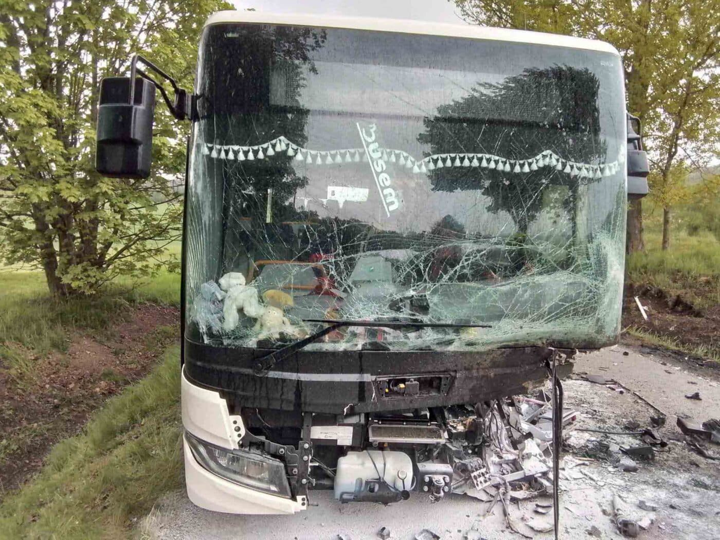 Vážná nehoda autobusu nedaleko Telče. Foto: HZS