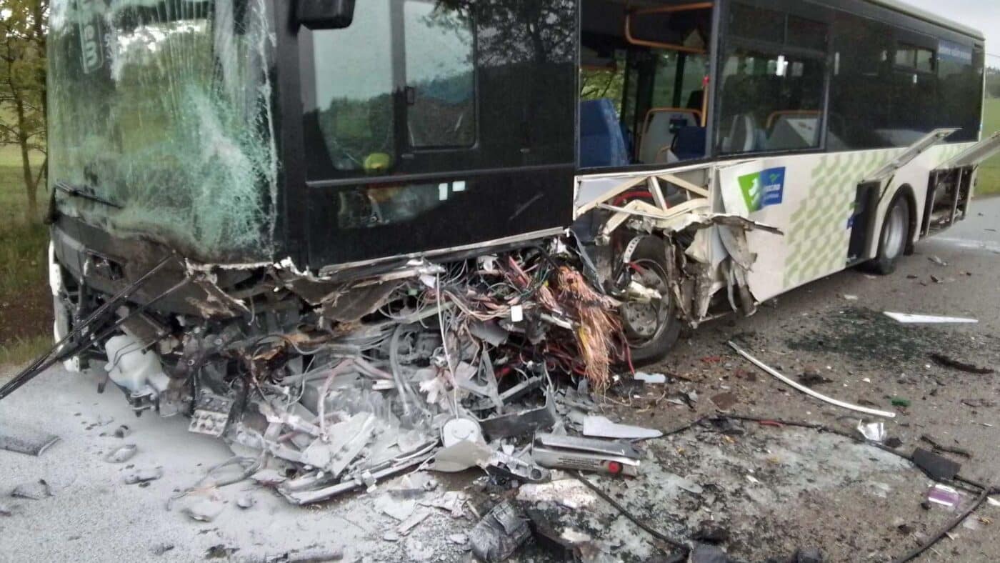 Vážná nehoda autobusu nedaleko Telče. Foto: HZS
