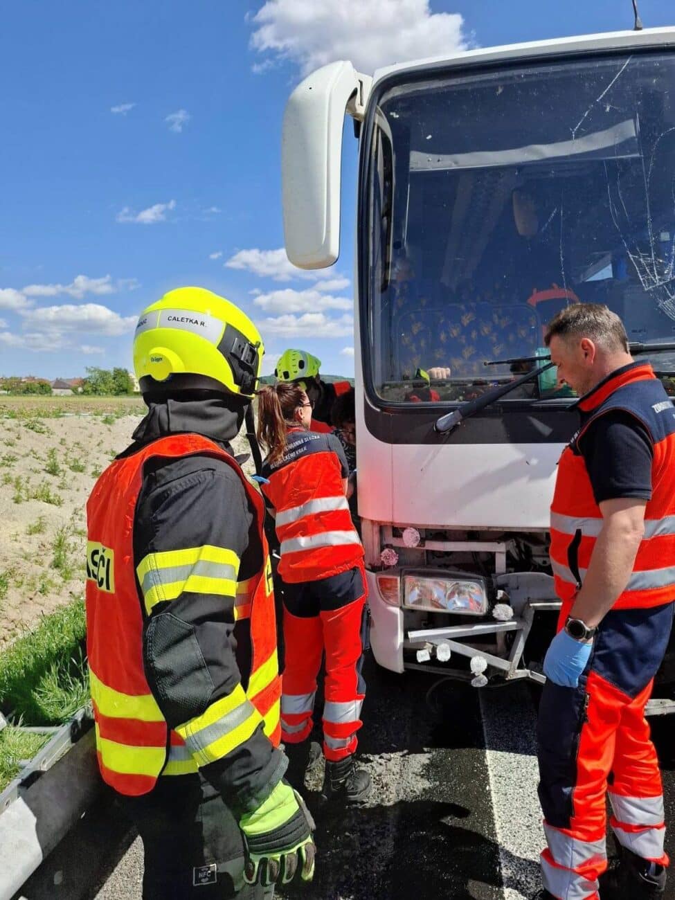 Nehoda autobusu u Velkého Týnce. Foto: HZS