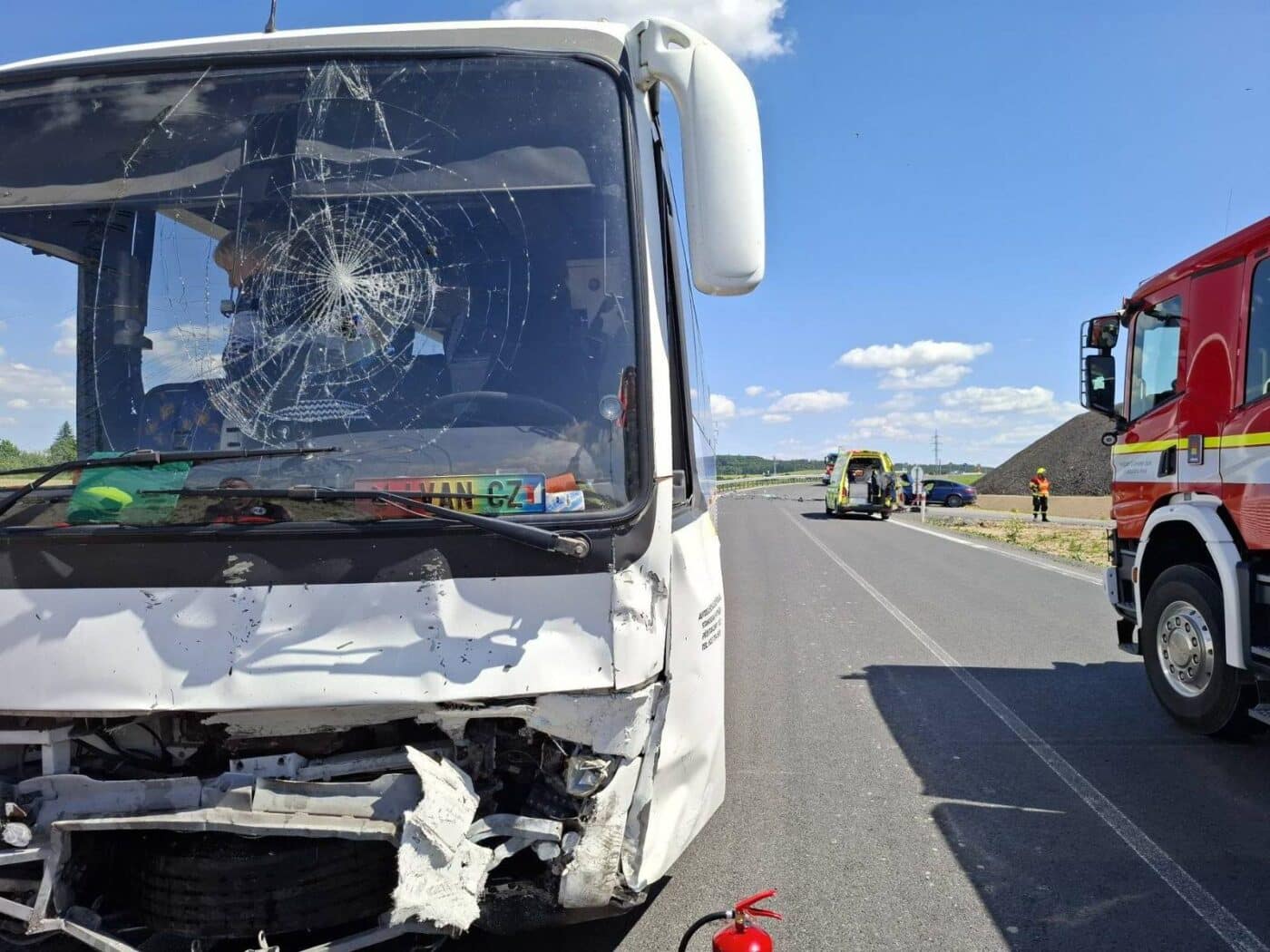 Nehoda autobusu u Velkého Týnce. Foto: HZS