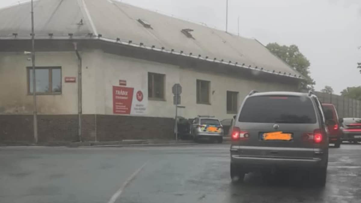 Nehoda v Brodcích, policisté narazili do domu. Foto: Pavel Kolek