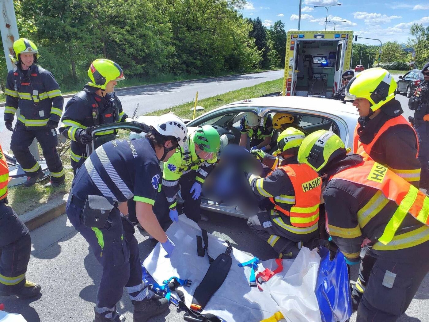 Vážná nehoda v ulici K Pazderkám v Praze. Foto: HZS