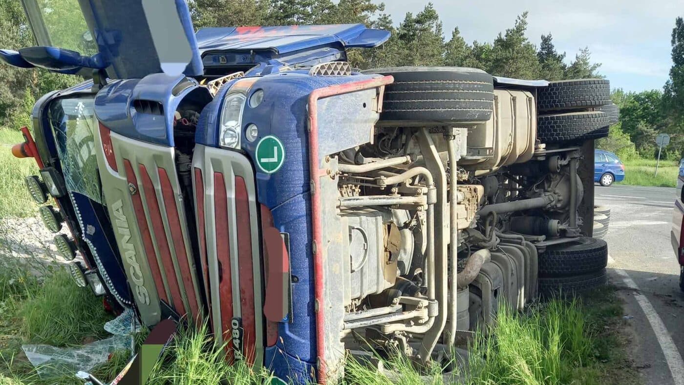 Nehoda nákladního vozu u Káranic. Foto: HZS
