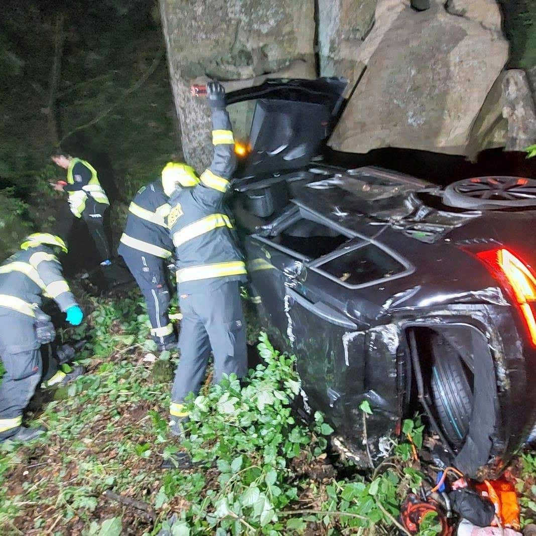 Řidiče museli ze zdemolovaného auta vyprostit hasiči.