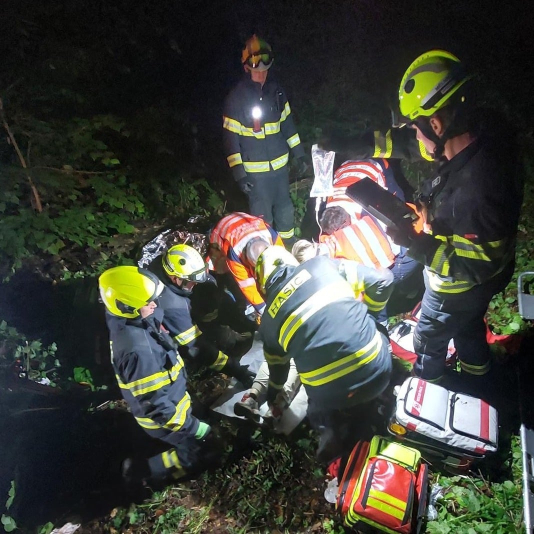 Řidiče museli ze zdemolovaného auta vyprostit hasiči.