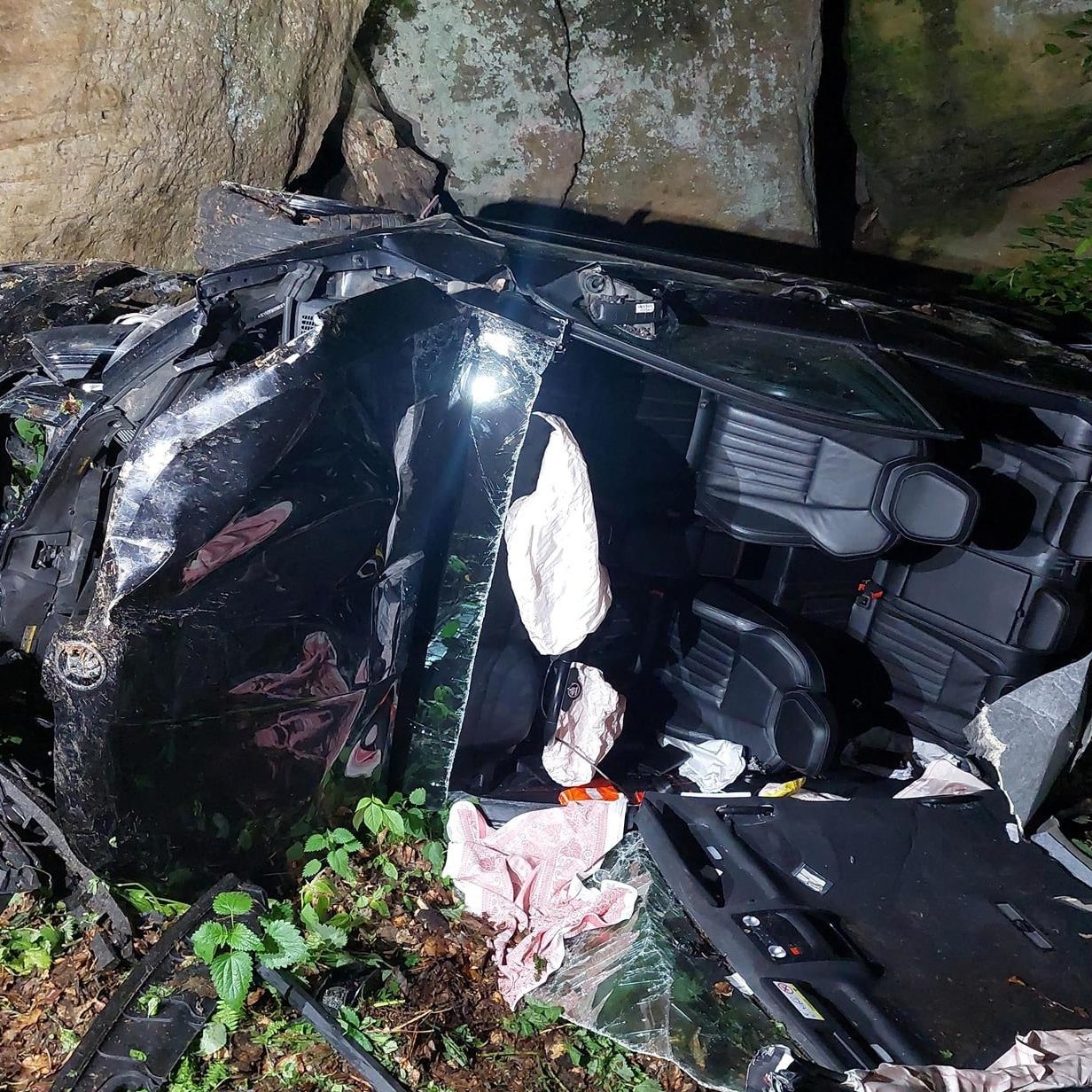 Škoda Karoq se zřítila z 15metrové výšky v Kokořínském dole.