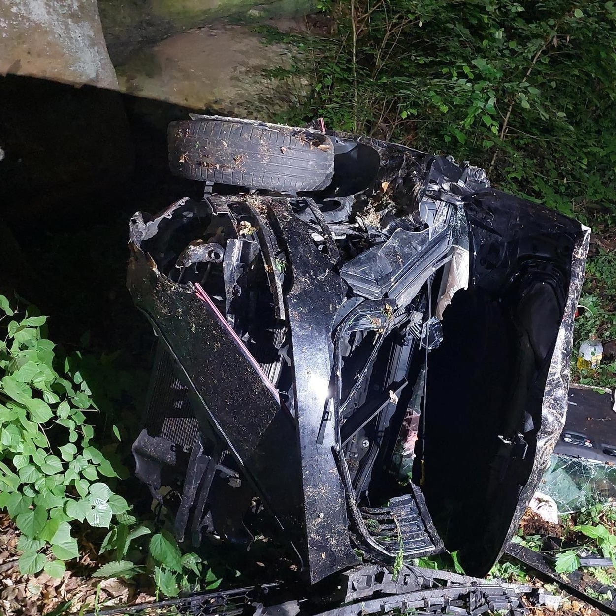 Škoda Karoq se zřítila z 15metrové výšky v Kokořínském dole.