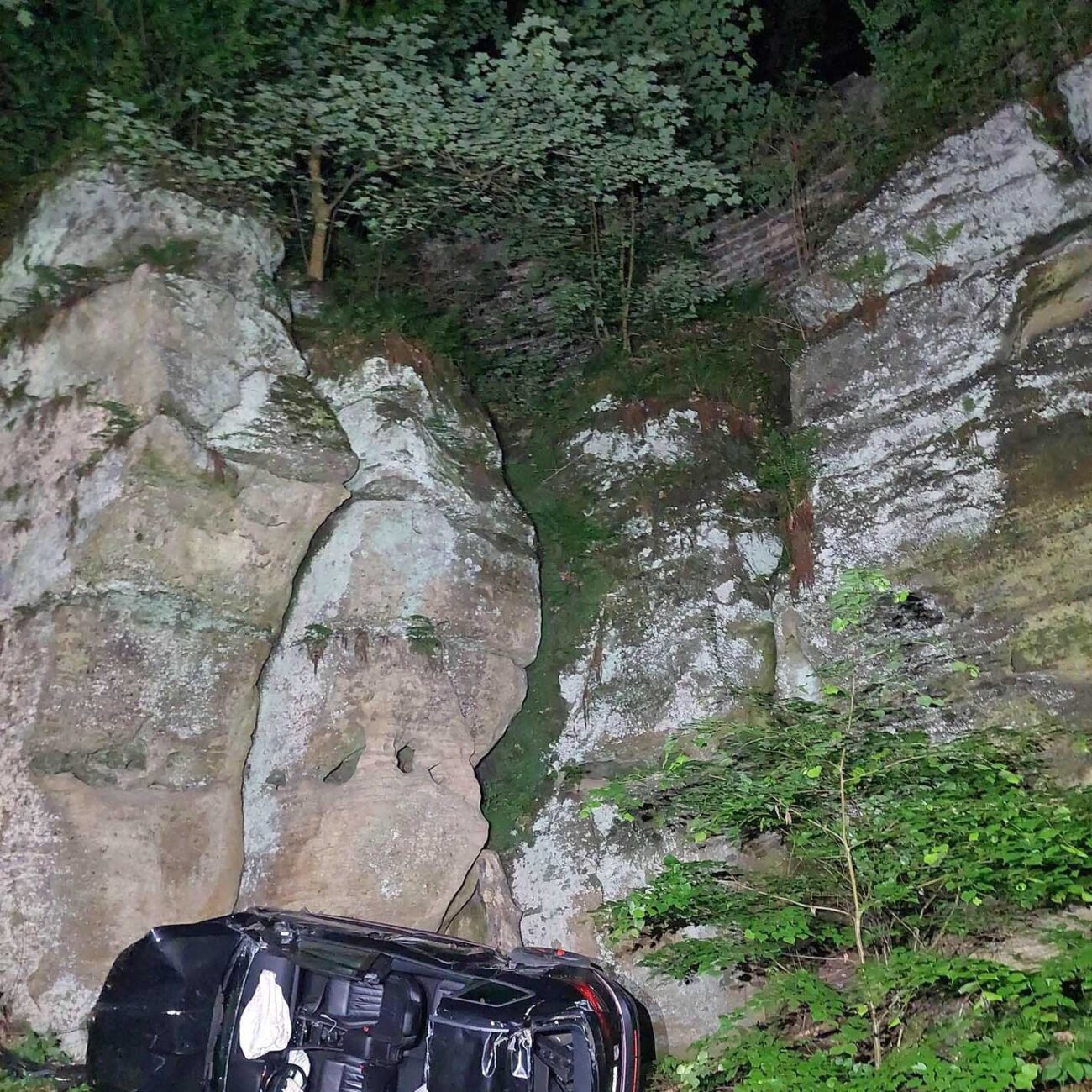 Škoda Karoq se zřítila z 15metrové výšky v Kokořínském dole.