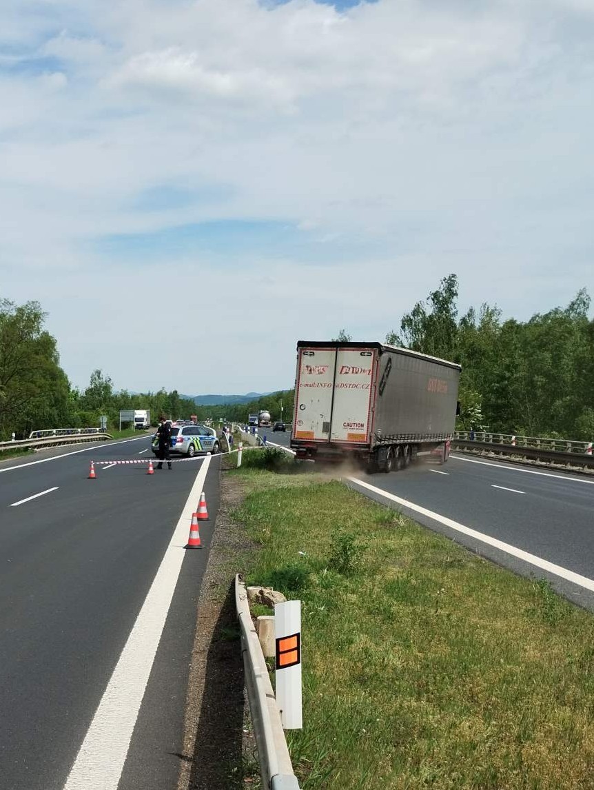 Policisté zřídili provizorní přejezd do protisměru a řidiči tak mohli místo nehody objet. Foto: HZS