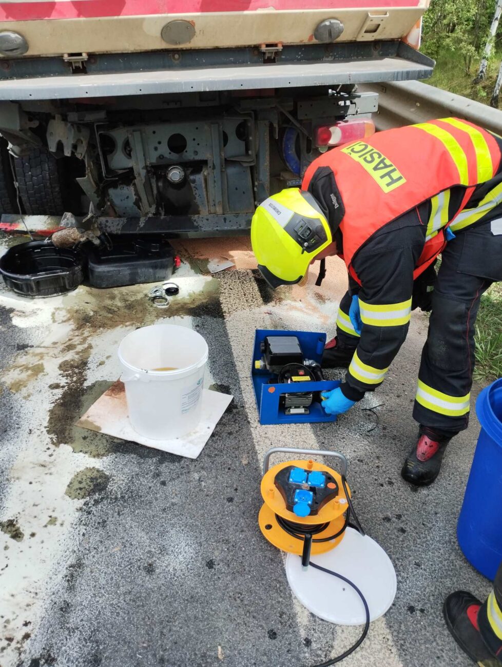 Z havarovaného kamionu vyteklo 80 litrů nafty. Foto: HZS