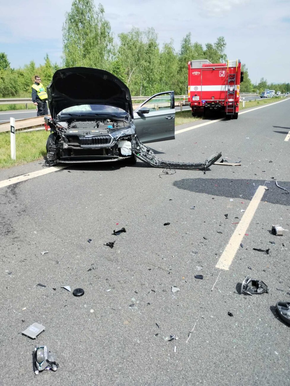 Nehoda kamionu a Octavie na Mostecku. Foto: HZS