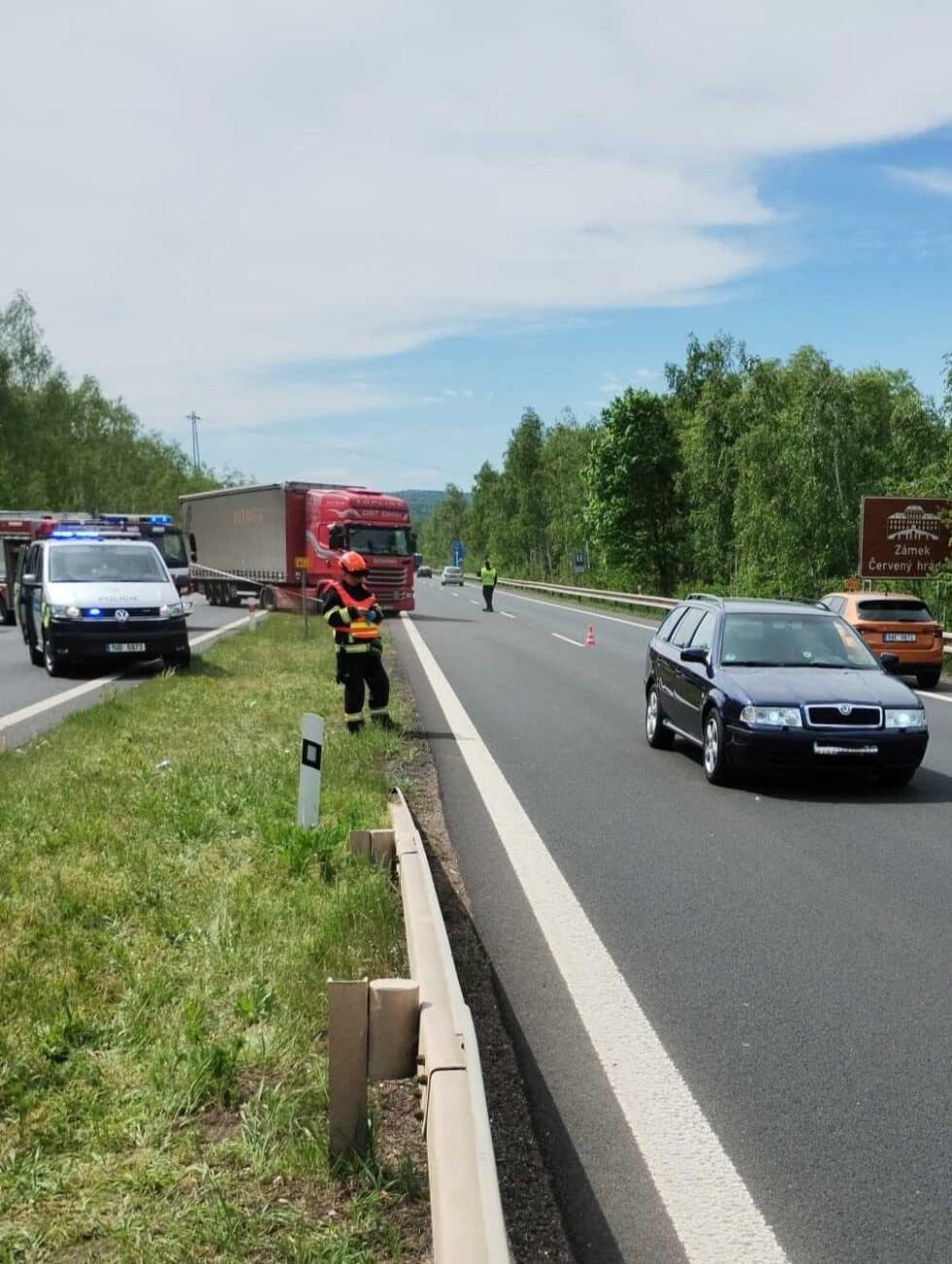 Policisté zřídili provizorní přejezd do protisměru a řidiči tak mohli místo nehody objet. Foto: HZS