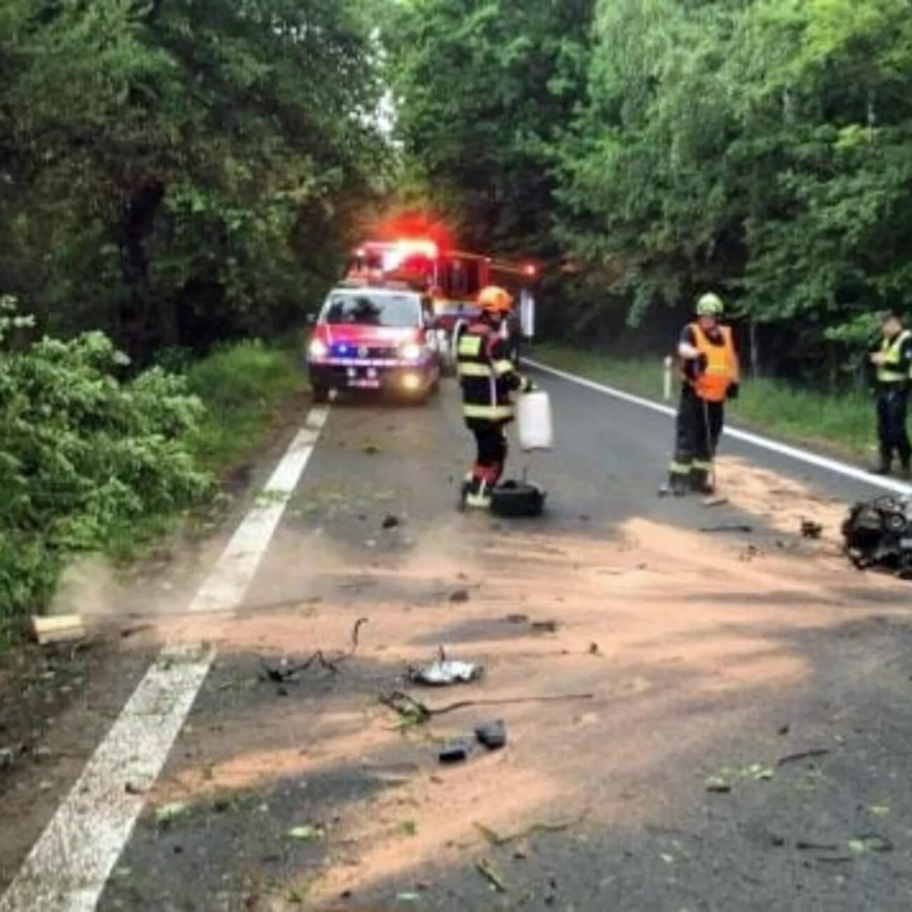 Z auta po nárazu vypadl na silnici motor. Foto: HZS
