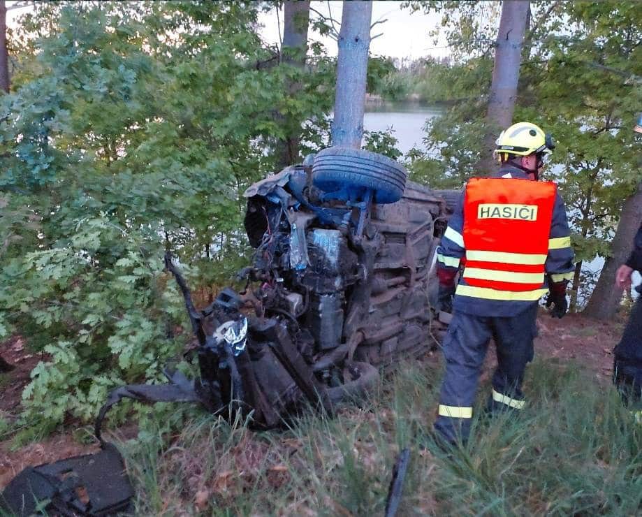 Nehoda v Přelouči: auto narazilo do stromu a převrátilo se. Foto: HZS