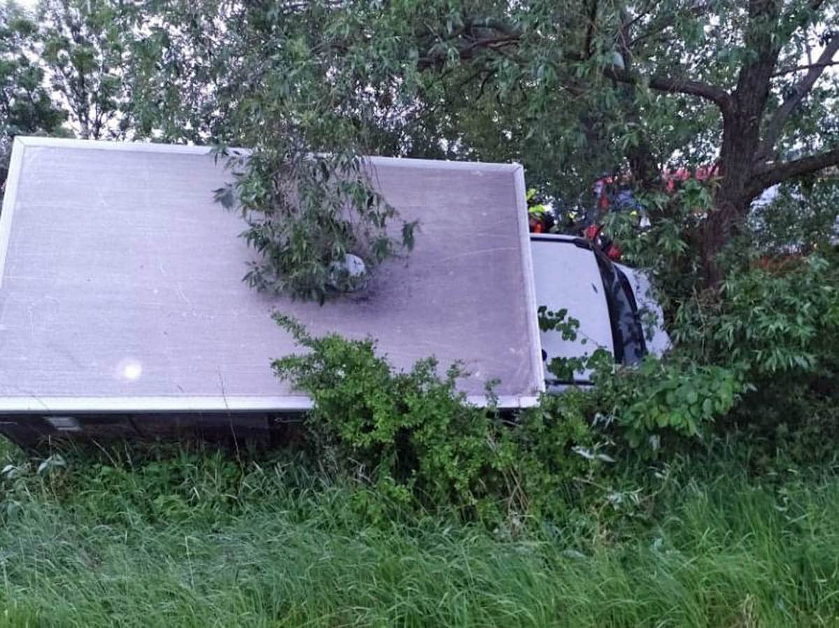 V Miřeticích sjela dodávka ze silnice a narazila do stromu. Foto: HZS