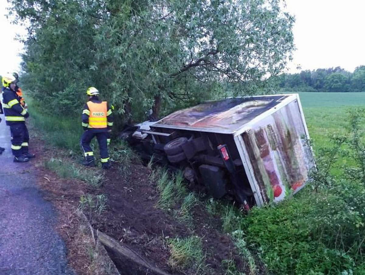 V Miřeticích sjela dodávka ze silnice a narazila do stromu. Foto: HZS