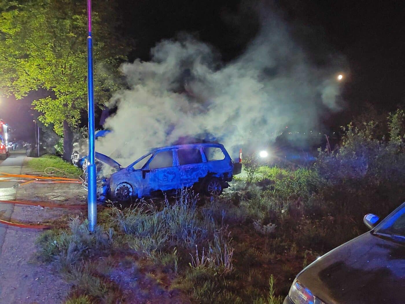 Požár aut ve Staročensku u Pardubic. Foto: HZS