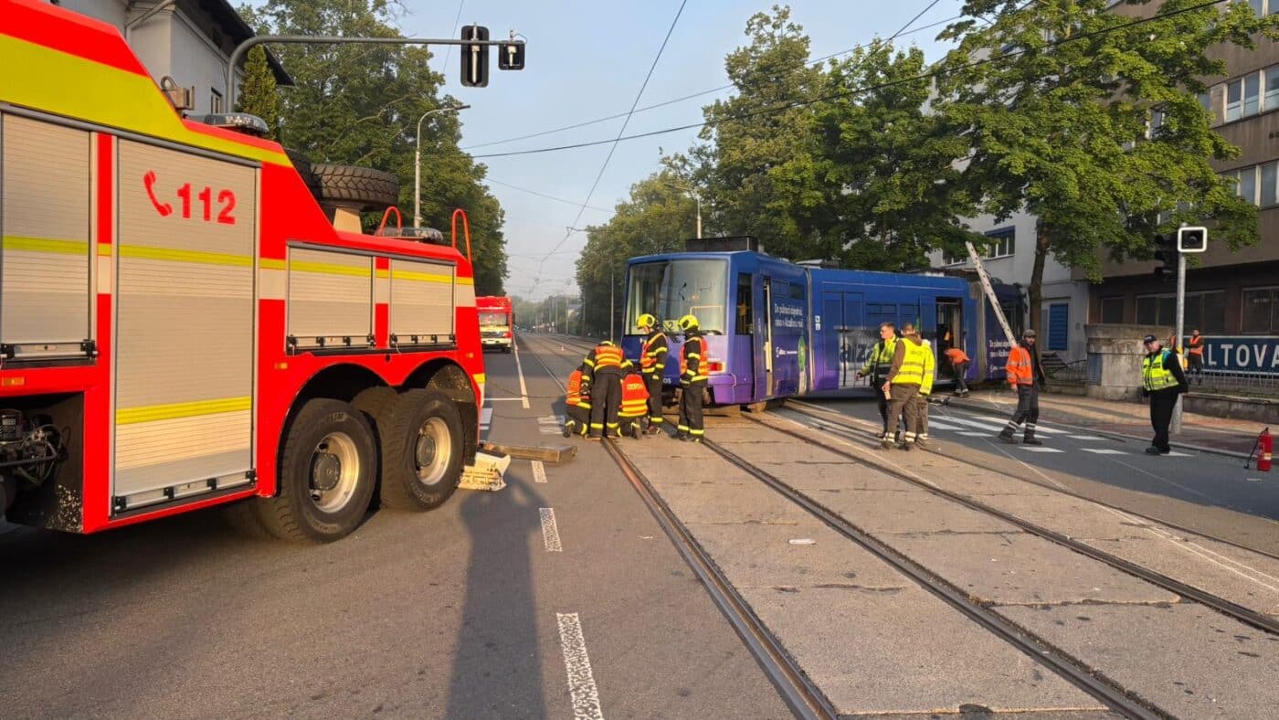 V Ostravě vykolejila tramvaj po srážce s autem.
