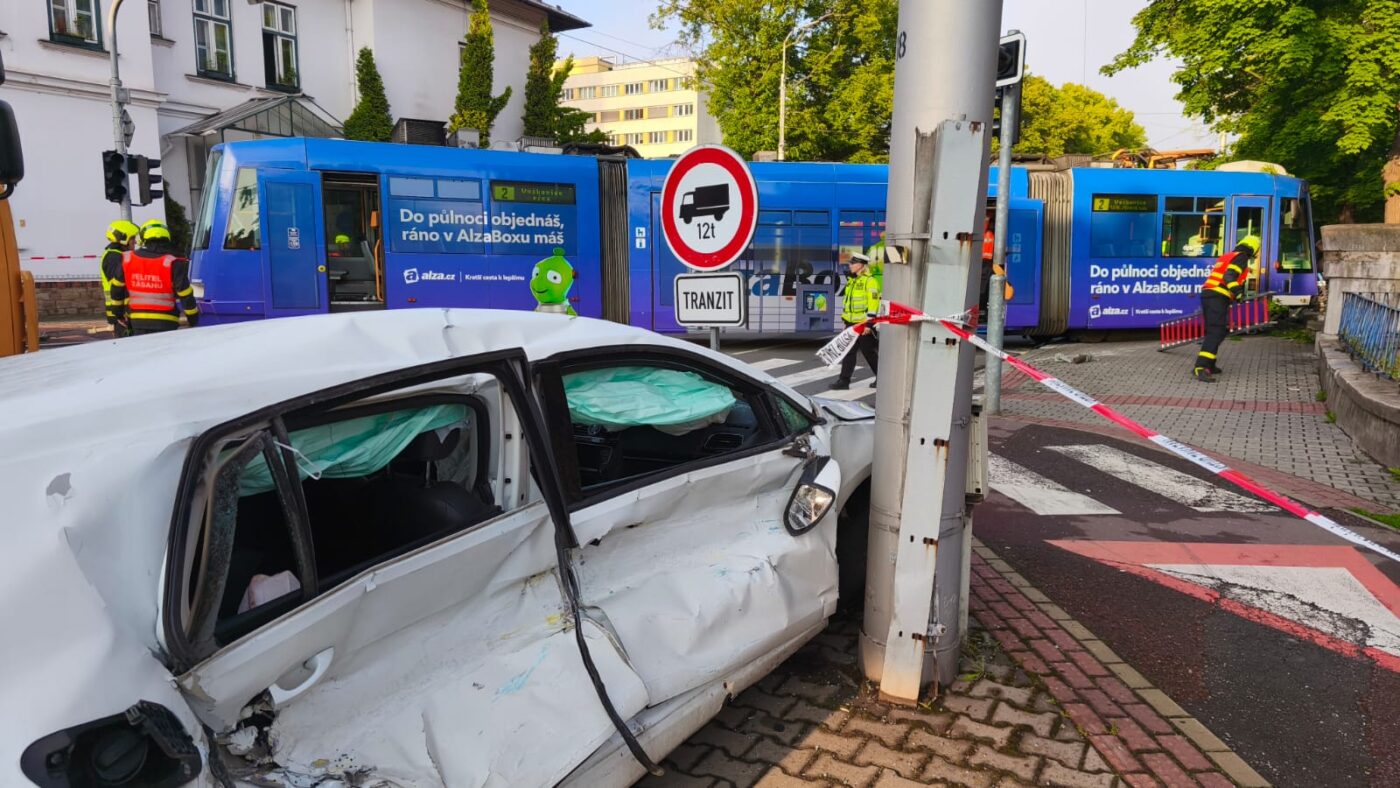 V Ostravě vykolejila tramvaj po srážce s autem.