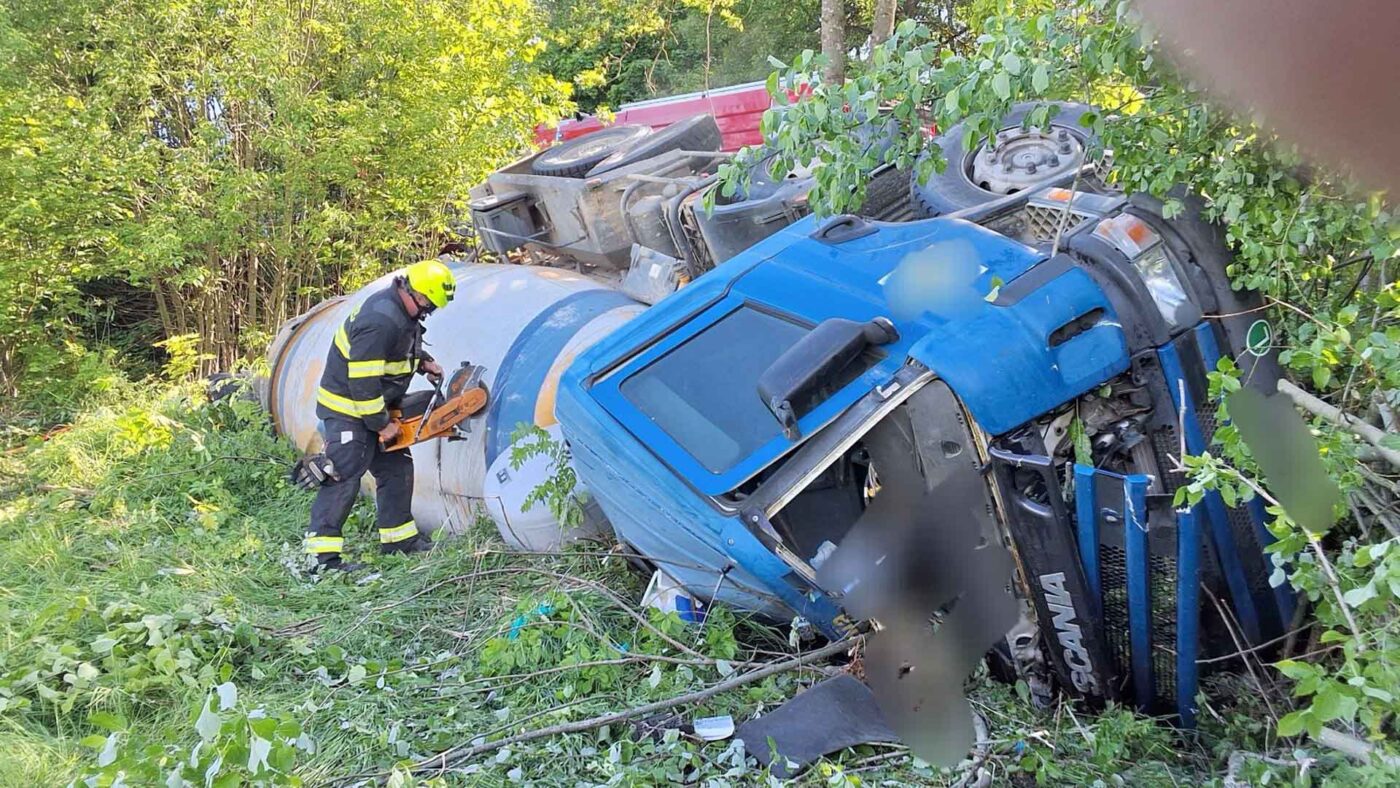 U Větřní se převrátil domíchávač s betonem. Foto: HZS