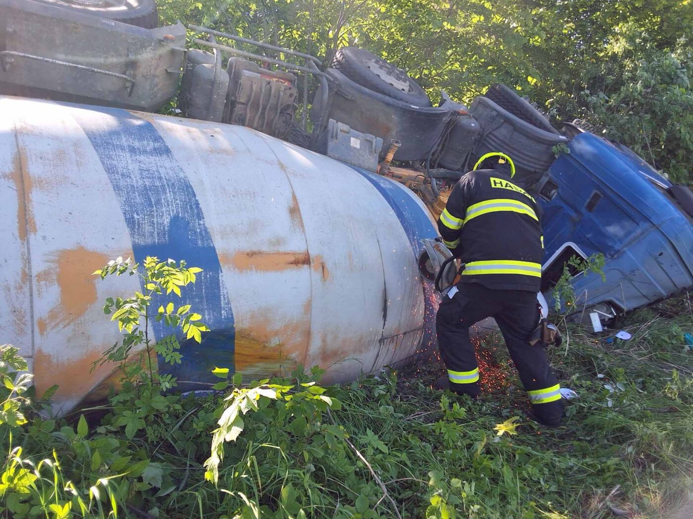 Hasiči museli "buben" s betonem rozříznout. Foto: HZS
