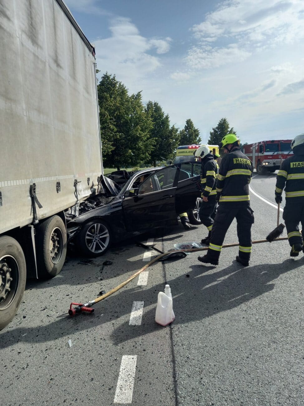 Vážná nehoda v Lipovce v Rychnově nad Kněžnou. Foto: HZS