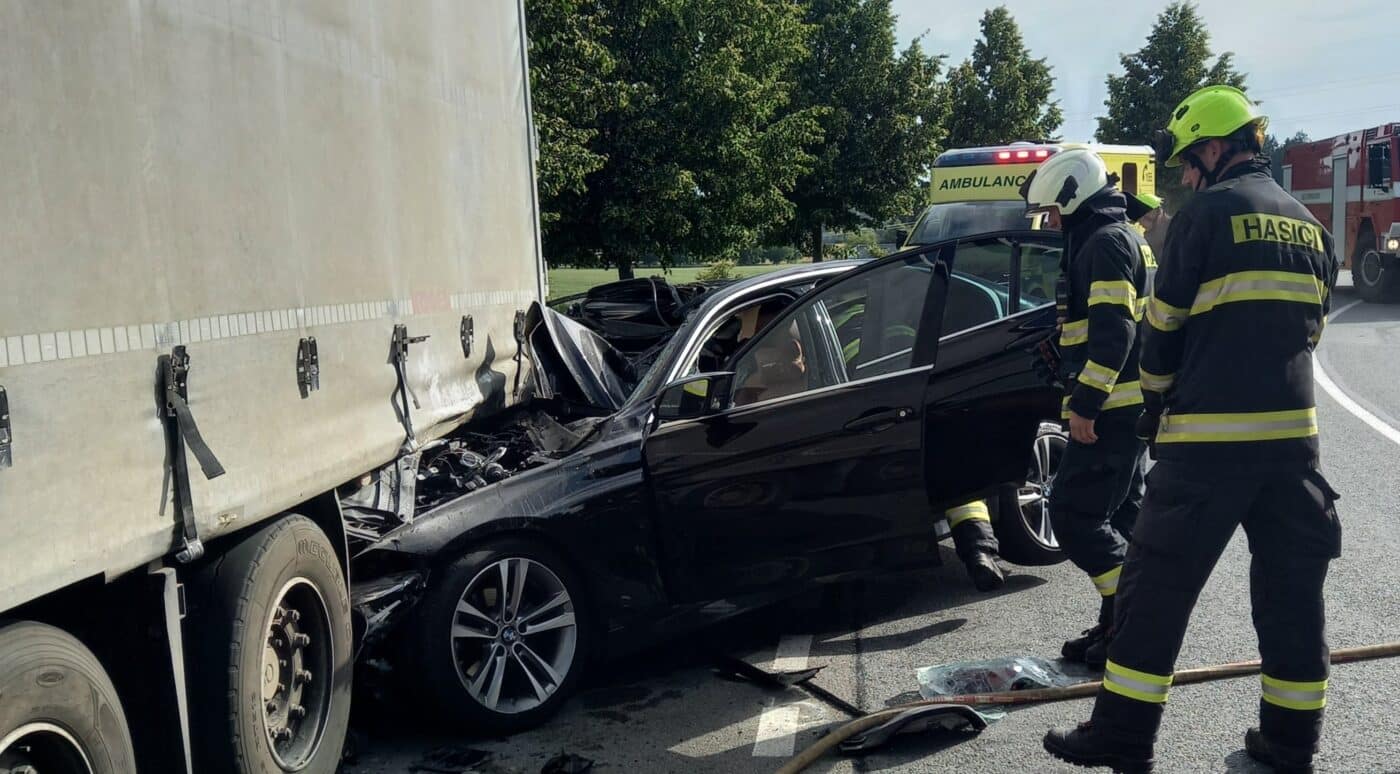 Vážná nehoda v Lipovce v Rychnově nad Kněžnou. Foto: HZS