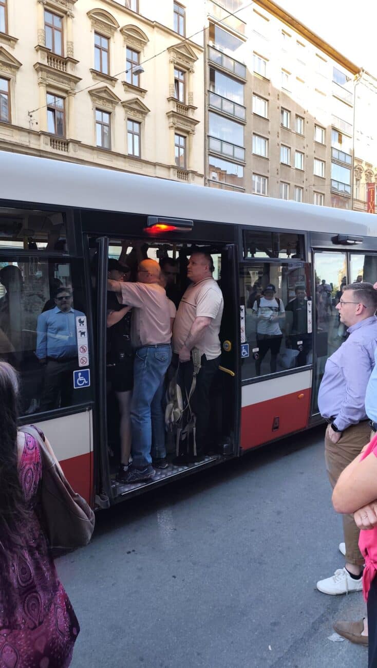 Náhradní autobusy jsou přetížené.
