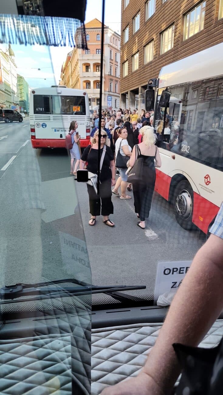 Náhradní autobusy jsou přetížené.