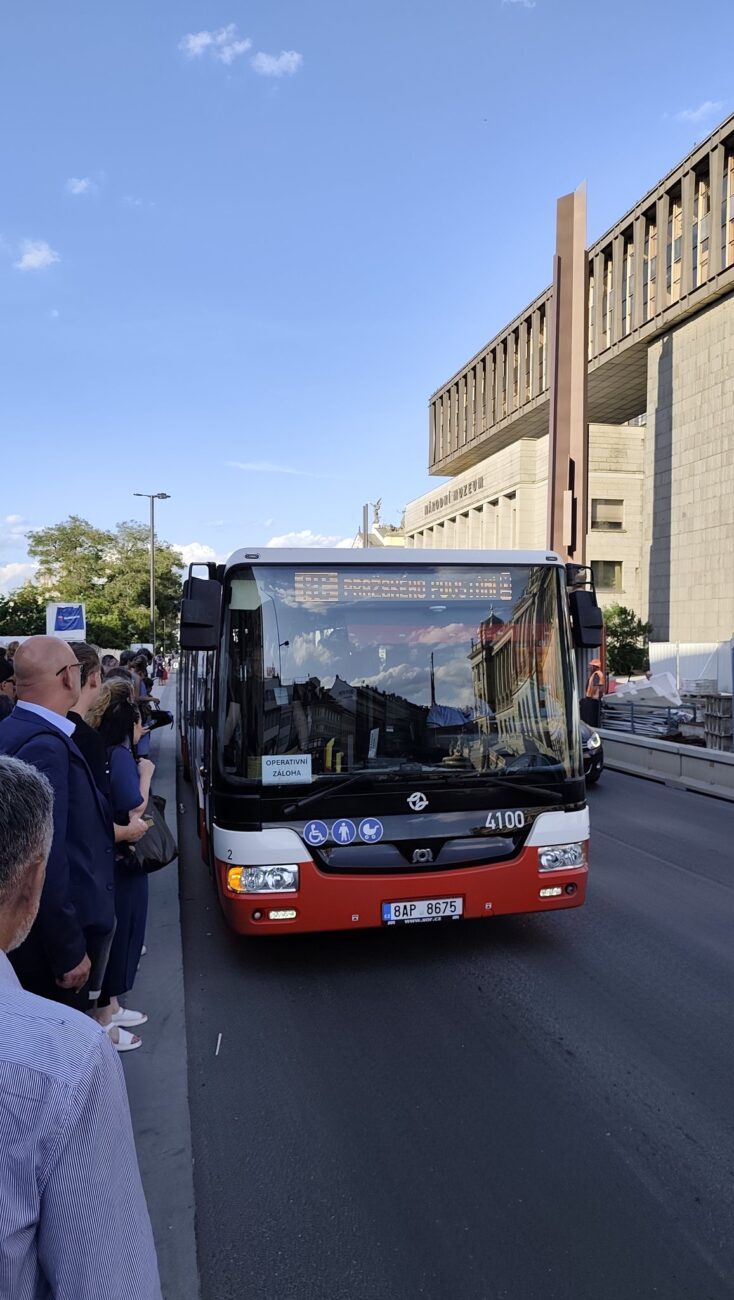 Náhradní linka XC u Hlavního nádraží.