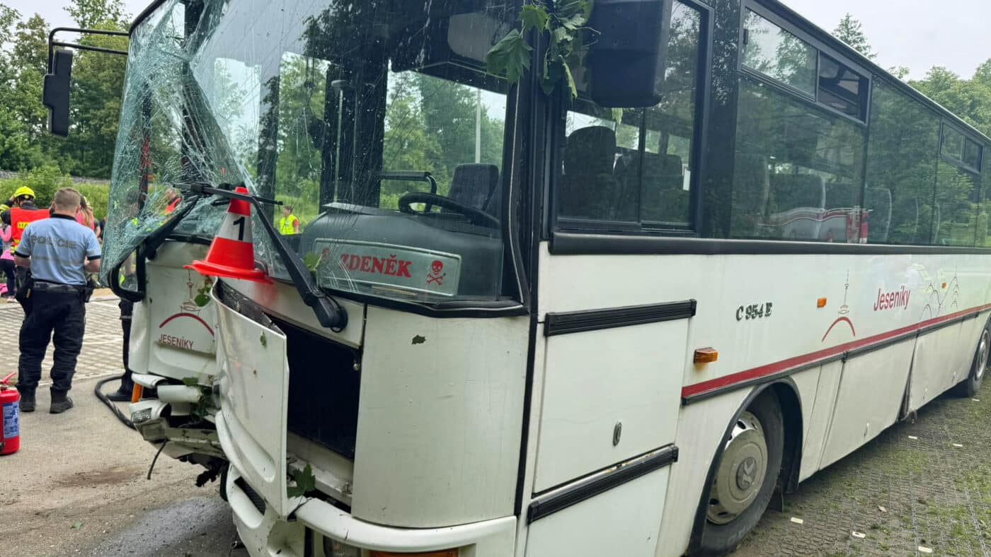 Nehoda autobusu v obci Zlaté Hory (Ondřejovice). Foto: HZS