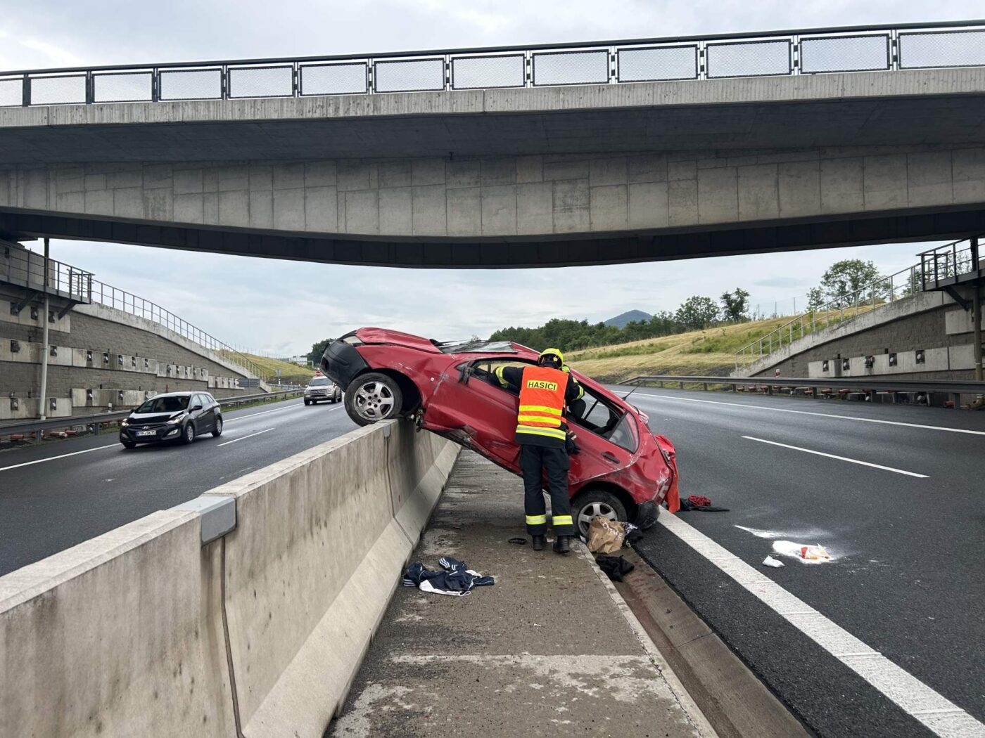 Nehoda na dálnici D8. Fabie vjela do svodidel. Foto: HZS