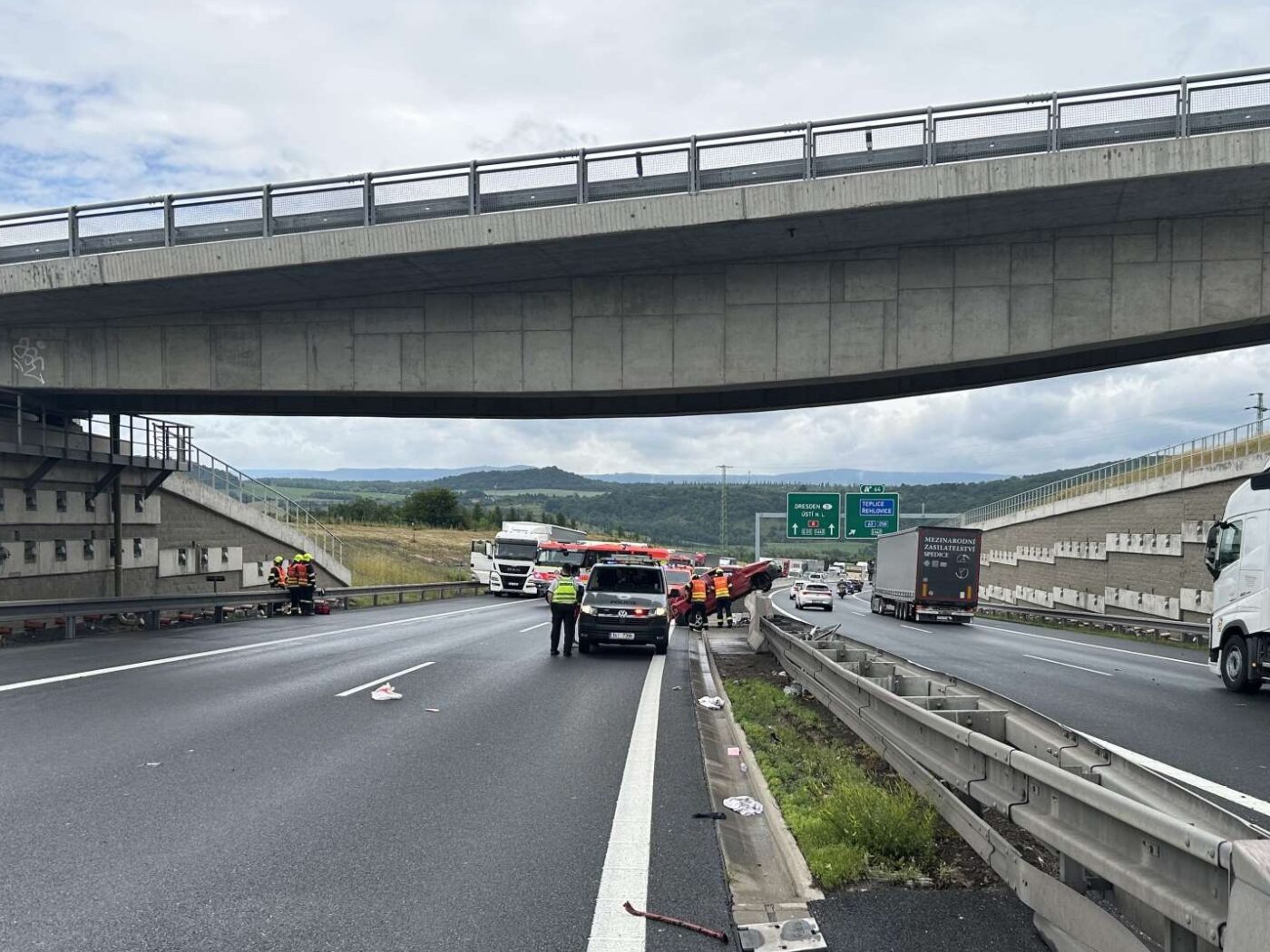 Nehoda na dálnici D8. Fabie vjela do svodidel. Foto: HZS