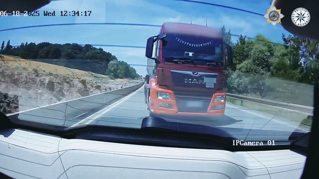 VIDEO: Kamioňák blikal na policisty, pak je na plné čáře předjel.
