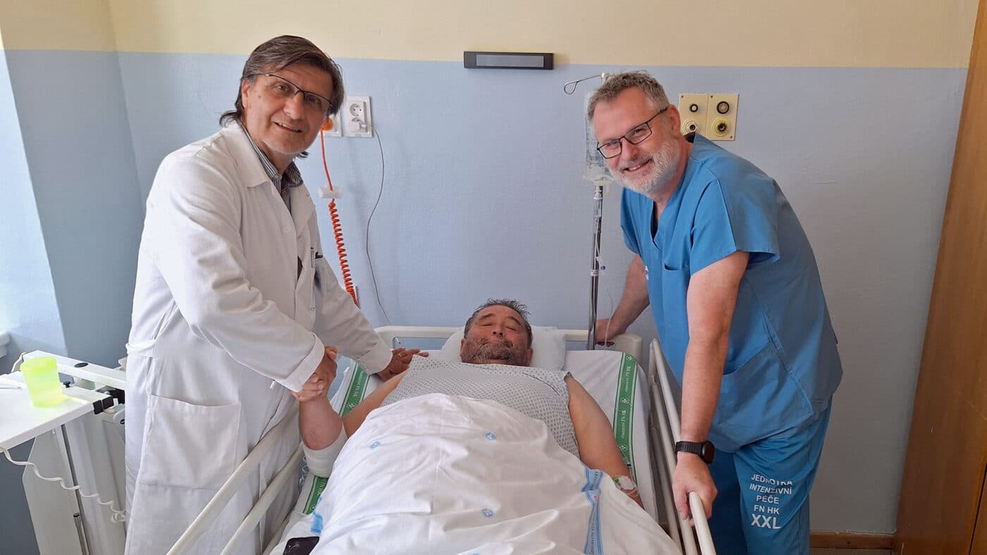 Ředitel FN Hradec Králové Aleš Herman (vlevo) a zraněný řidič sanitky Václav Koreš.