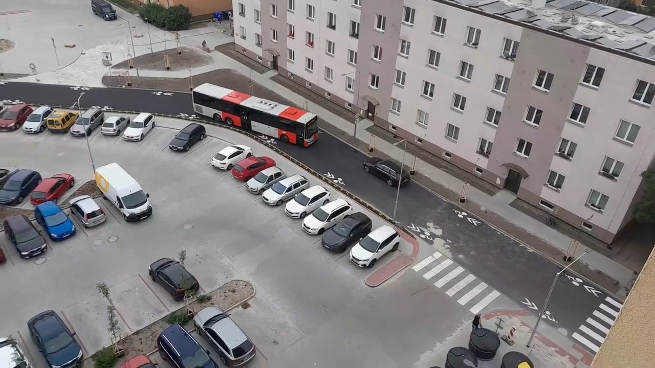 VIDEO: Aby autobus projel nemocniční ulici v Mělníku, musí do protisměru. Autor: Helena Helí