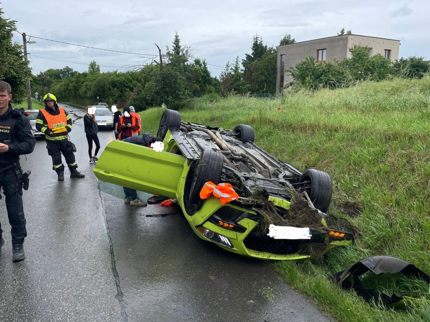 Nehoda Mustangu v obci Liteň na Berounsku. Foto: HZS
