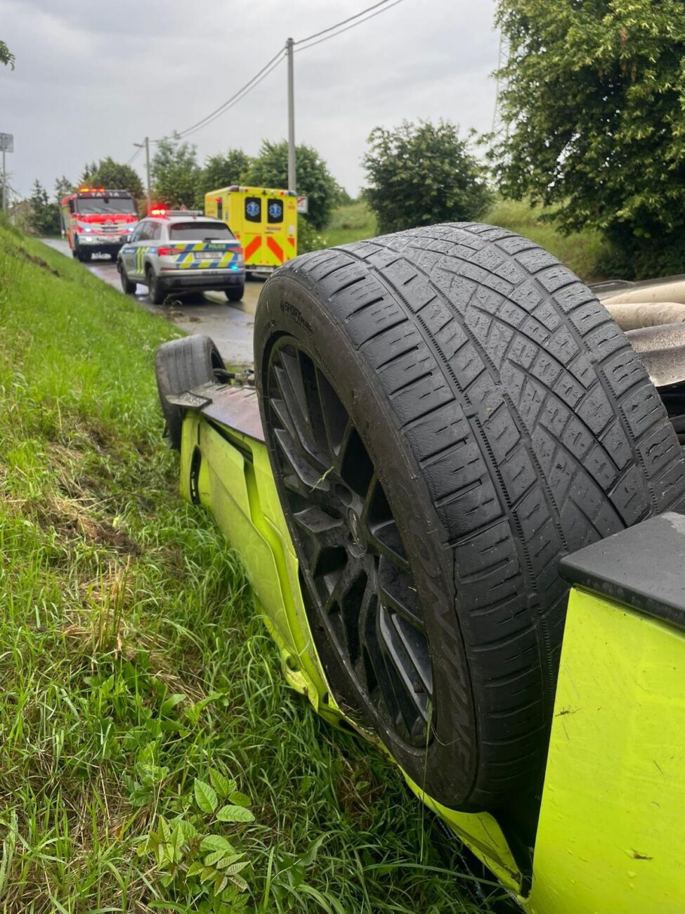 Nehoda Mustangu v obci Liteň na Berounsku. Foto: HZS
