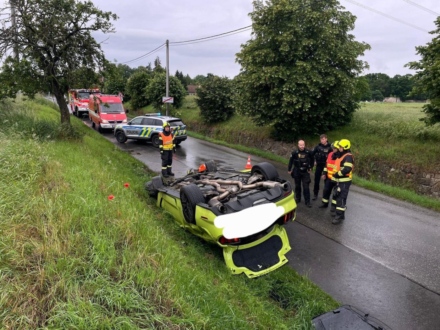 Nehoda Mustangu v obci Liteň na Berounsku. Foto: HZS