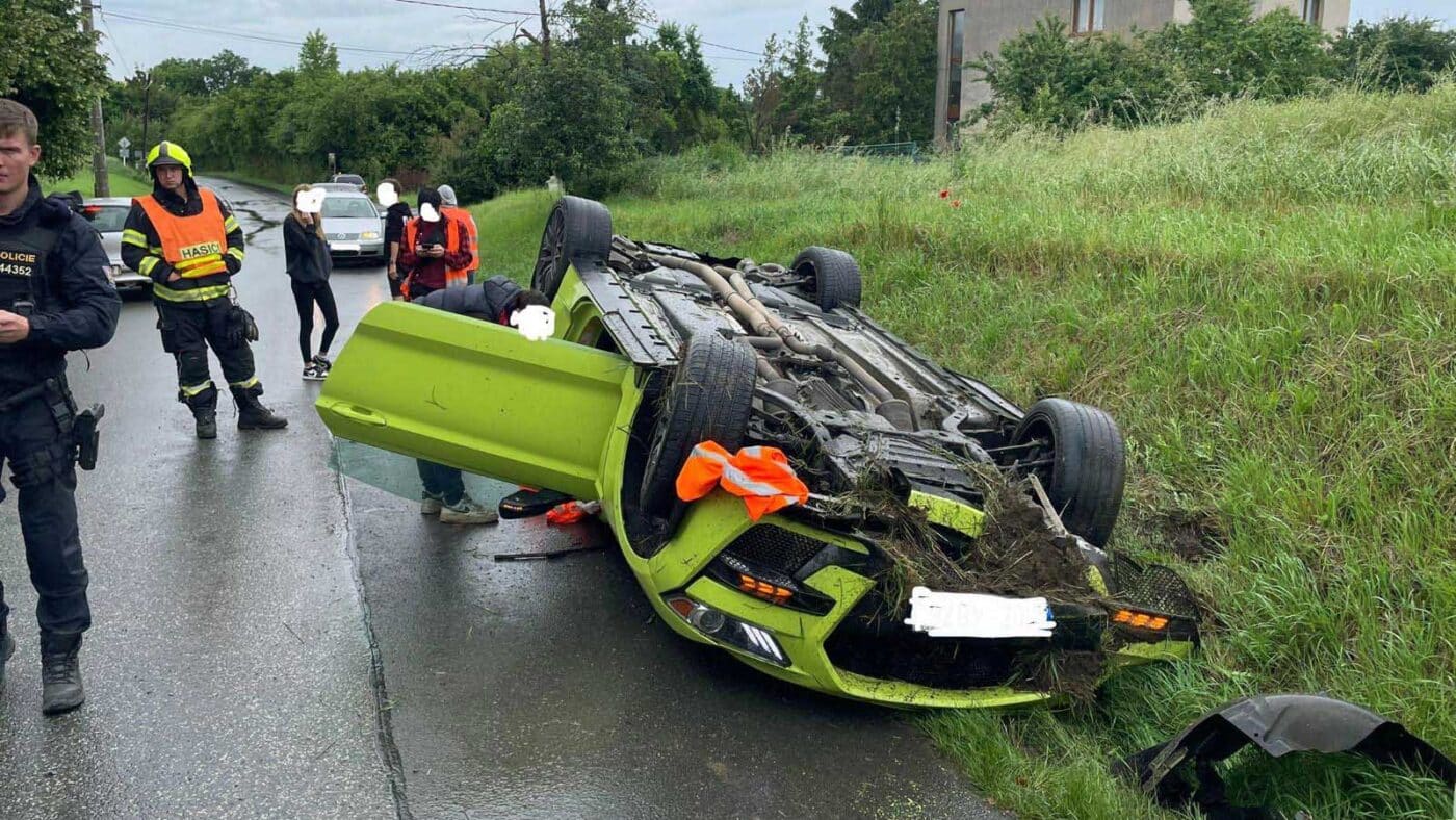 Nehoda Mustangu v obci Liteň na Berounsku. Foto: HZS